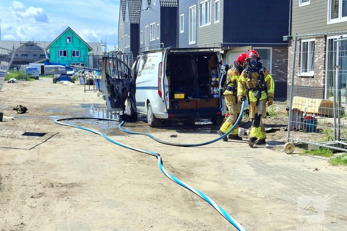 Brandweer blust voertuigbrand