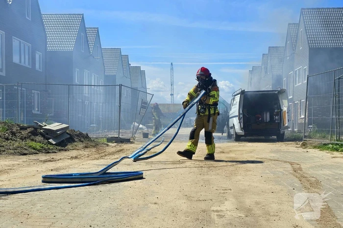 Brandweer blust voertuigbrand