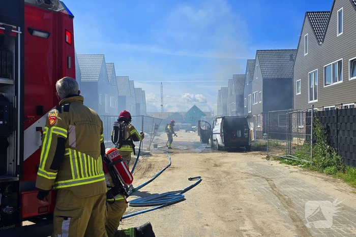 Brandweer blust voertuigbrand
