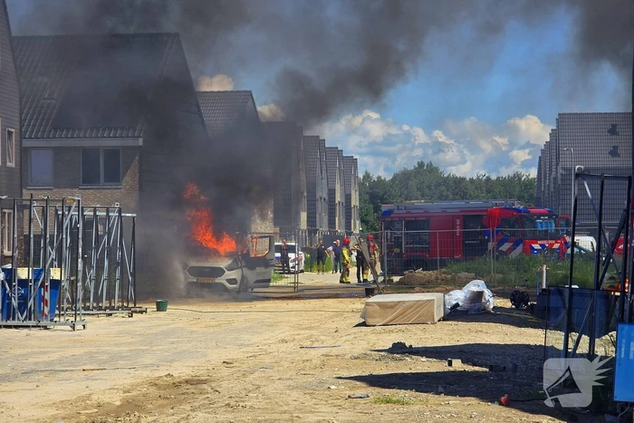 Brandweer blust voertuigbrand