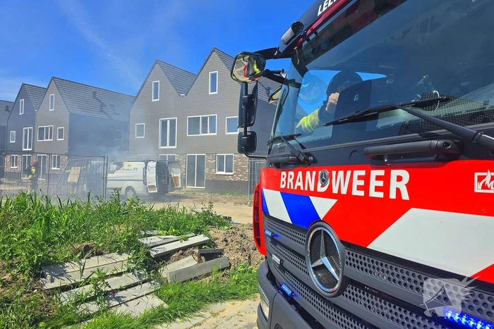 Brandweer blust voertuigbrand