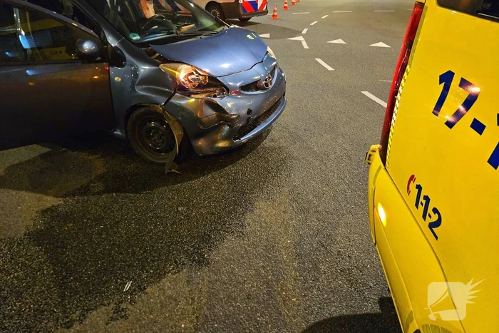 Automobilist rijdt door rood