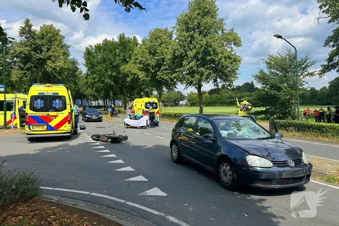 Scooterrijder zwaargewond bij botsing met auto