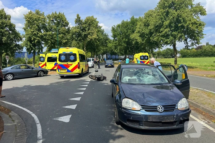 Scooterrijder zwaargewond bij botsing met auto