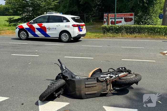 Scooterrijder zwaargewond bij botsing met auto