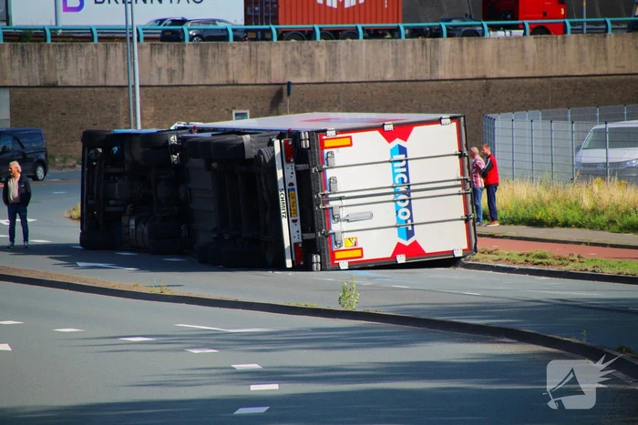 Vrachtwagen slaat om