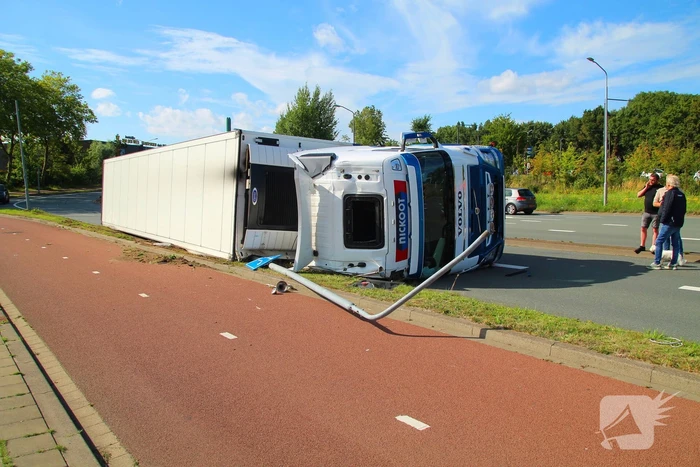 Vrachtwagen slaat om