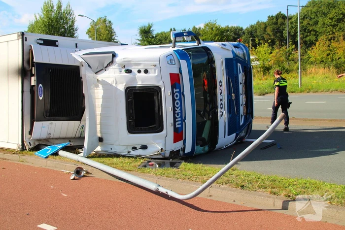 Vrachtwagen slaat om