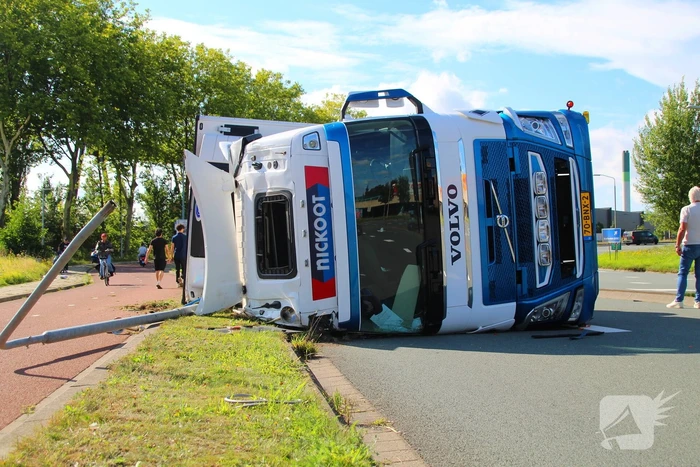 Vrachtwagen slaat om