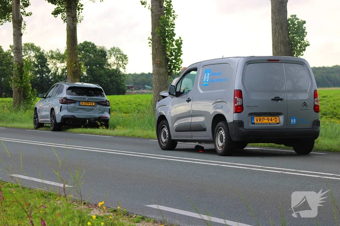 Bestelbus botst op voorganger