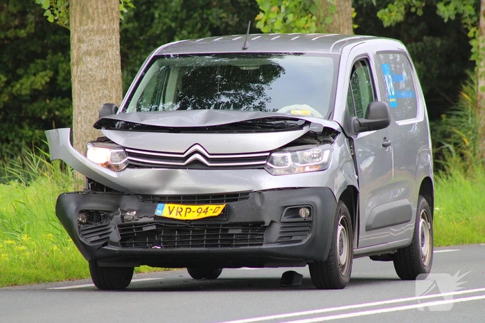 Bestelbus botst op voorganger