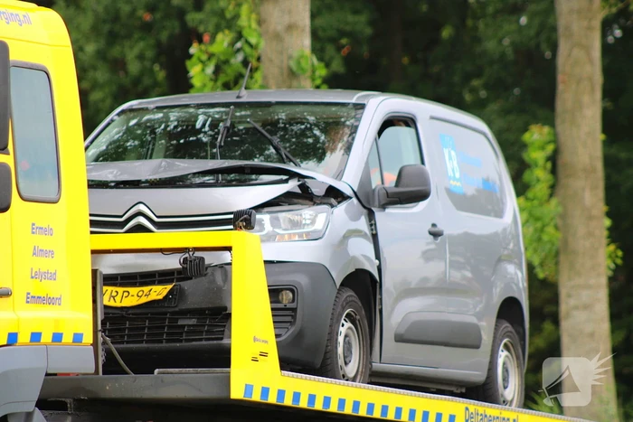 Bestelbus botst op voorganger