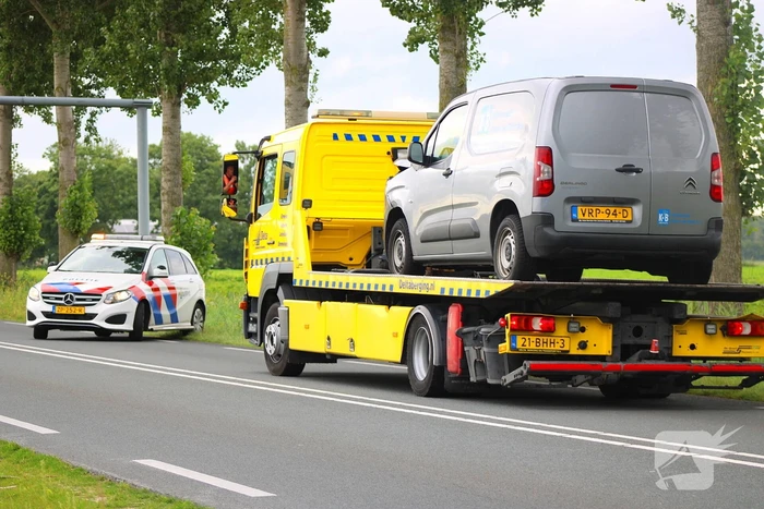 Bestelbus botst op voorganger