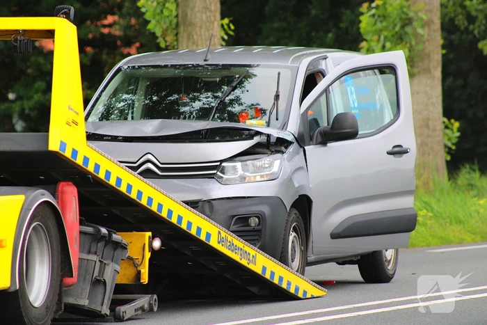 Bestelbus botst op voorganger