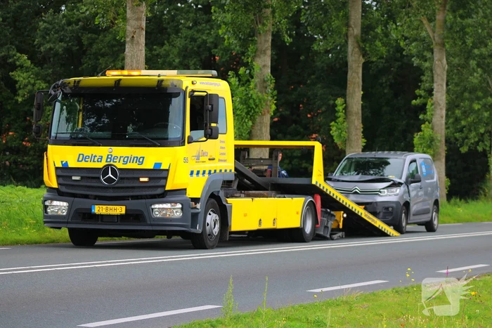 Bestelbus botst op voorganger