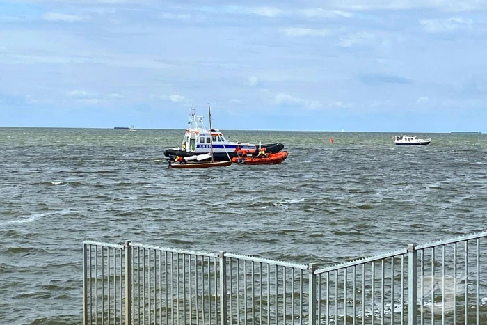Boot gevaarlijk dicht bij rotspartij