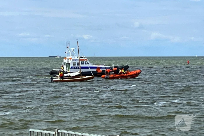 Boot gevaarlijk dicht bij rotspartij