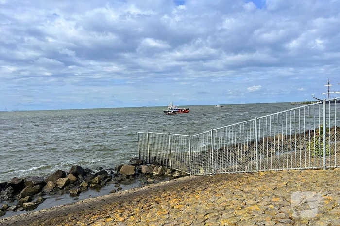 Boot gevaarlijk dicht bij rotspartij