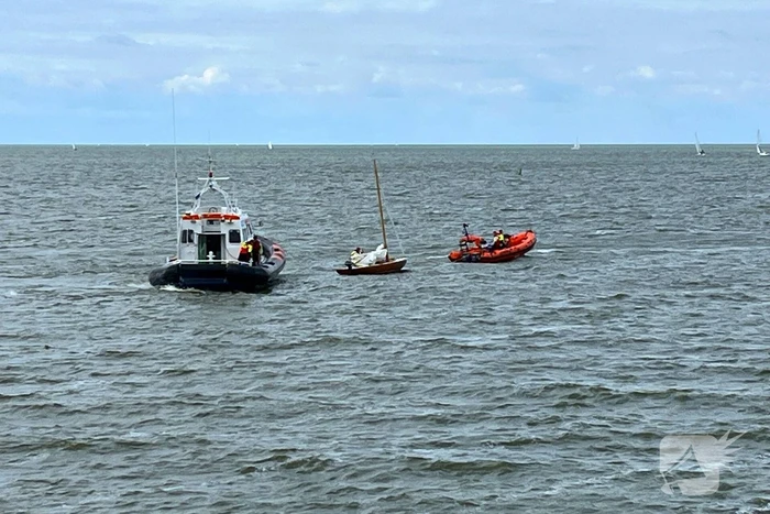 Boot gevaarlijk dicht bij rotspartij