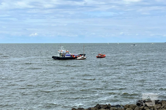 Boot gevaarlijk dicht bij rotspartij