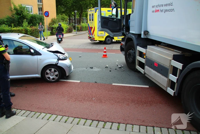 Ongeval tussen vuilniswagen en auto