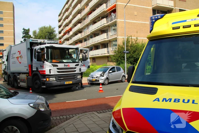 Ongeval tussen vuilniswagen en auto