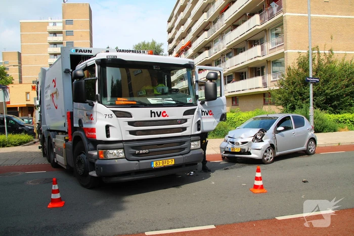 Ongeval tussen vuilniswagen en auto
