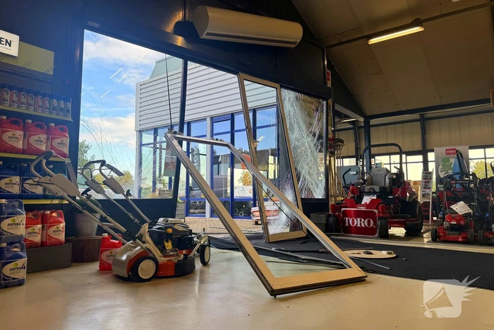 Ramkraak veroorzaakt schade aan winkel