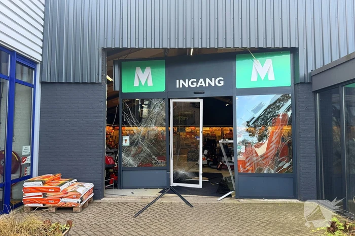 Ramkraak veroorzaakt schade aan winkel