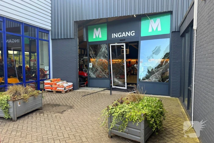 Ramkraak veroorzaakt schade aan winkel