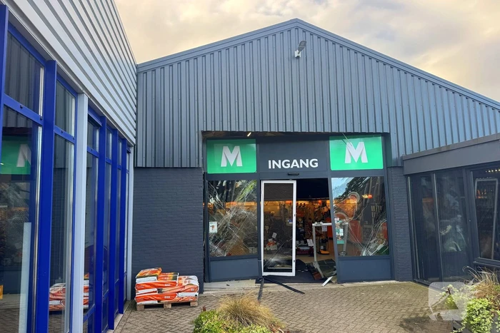 Ramkraak veroorzaakt schade aan winkel