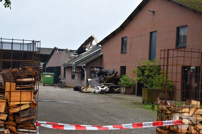 Zeer grote uitslaande brand in loods