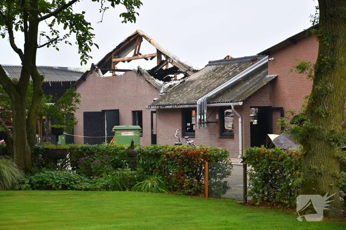 Zeer grote uitslaande brand in loods