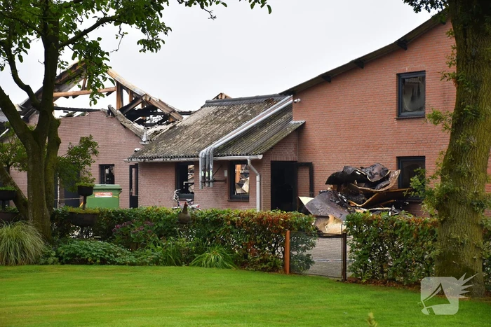 Zeer grote uitslaande brand in loods
