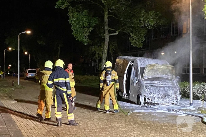 Bestelbus gaat in vlammen op