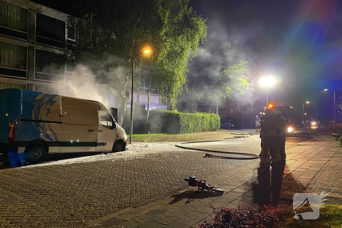 Bestelbus gaat in vlammen op
