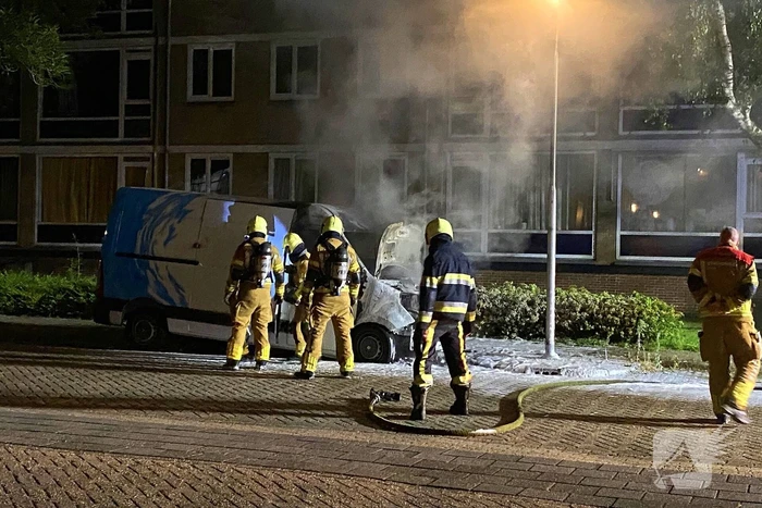Bestelbus gaat in vlammen op
