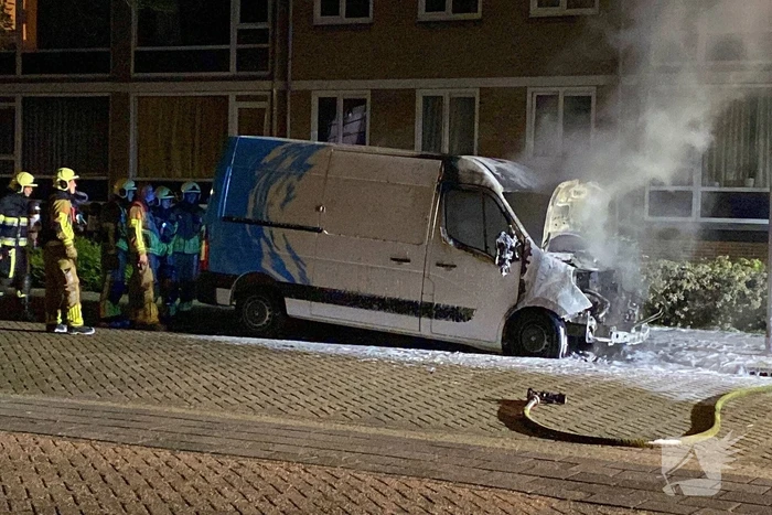 Bestelbus gaat in vlammen op