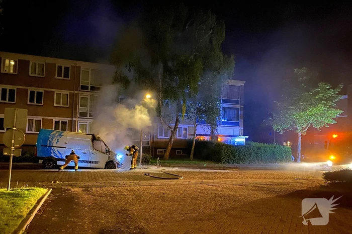Bestelbus gaat in vlammen op