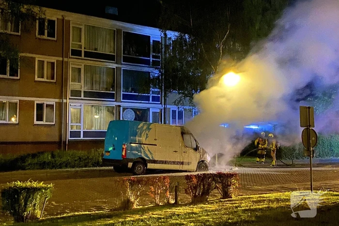 Bestelbus gaat in vlammen op