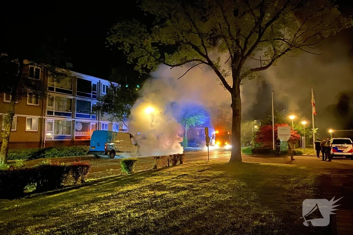 Bestelbus gaat in vlammen op