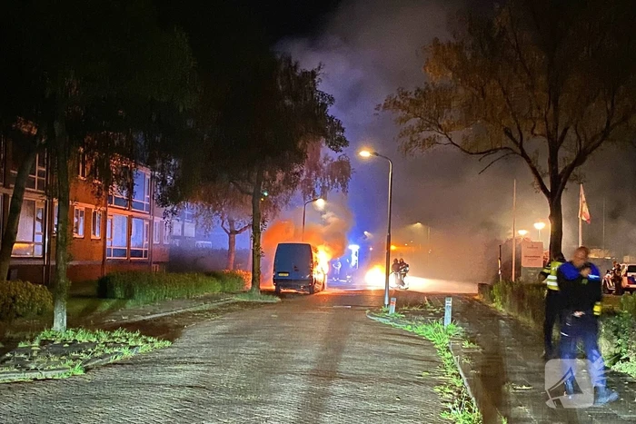 Bestelbus gaat in vlammen op