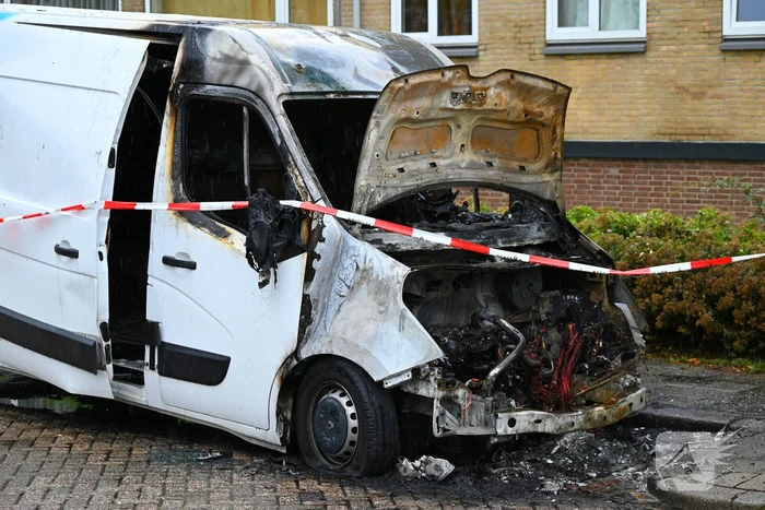 Bestelbus zwaar beschadigd door brand