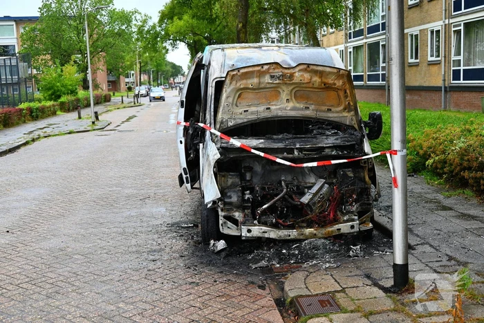 Bestelbus zwaar beschadigd door brand