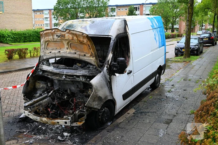 Bestelbus zwaar beschadigd door brand