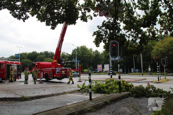 Provinciale weg deels afgesloten door stormschade