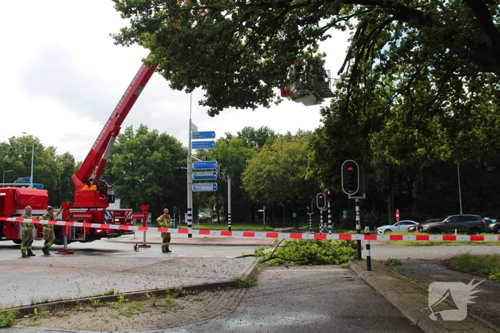 Provinciale weg deels afgesloten door stormschade
