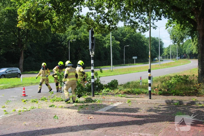 Provinciale weg deels afgesloten door stormschade