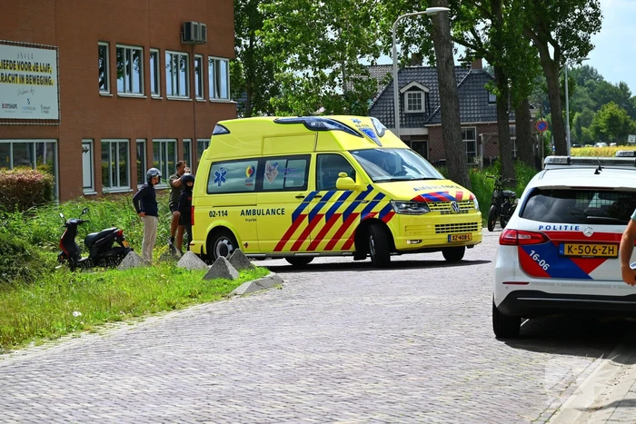 Scooterrijder met spoed naar ziekenhuis vervoerd