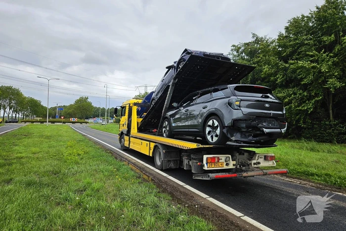 Voertuigen afgesleept na botsing